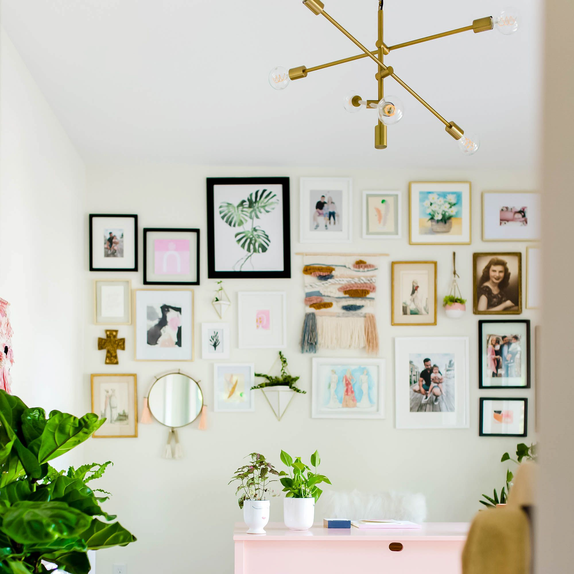 Światło wiszące z rattanowym kloszem – stylowa dekoracja dla Twojego domu
