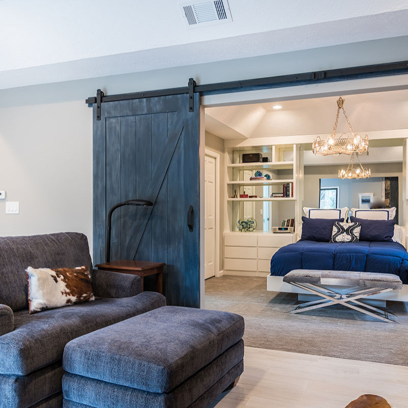 Niebieski i miedziany sufitowy kinkiet – elegancki wybór do każdego wnętrza