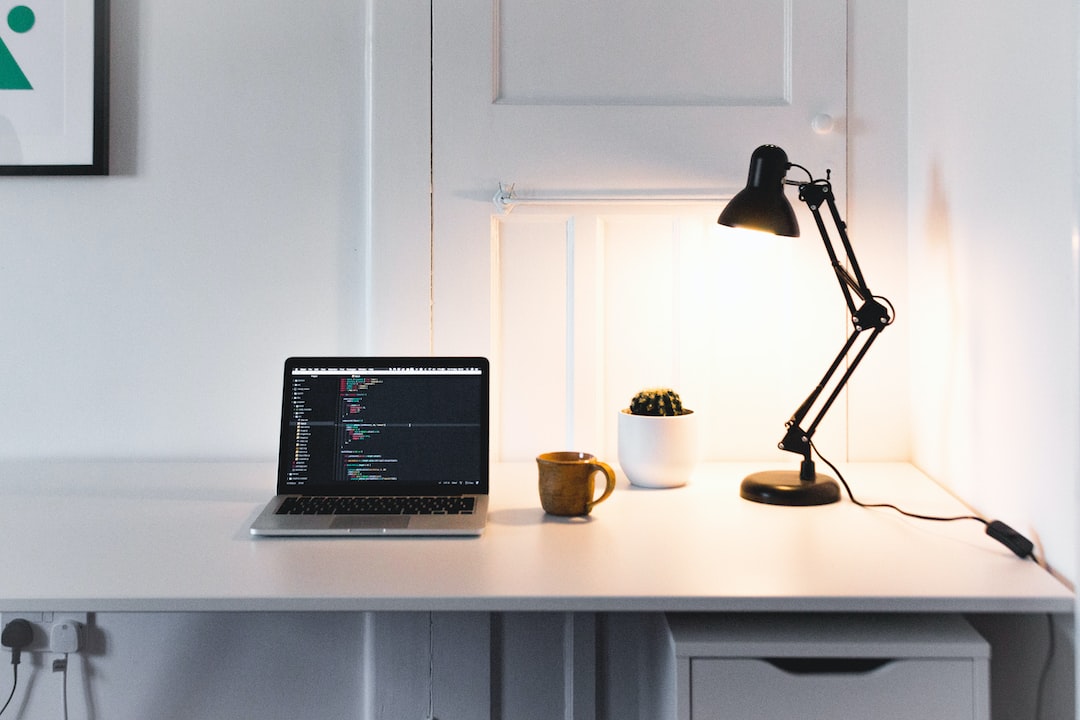Oświetlenie w domu – jak wybrać idealną lampę stołową?