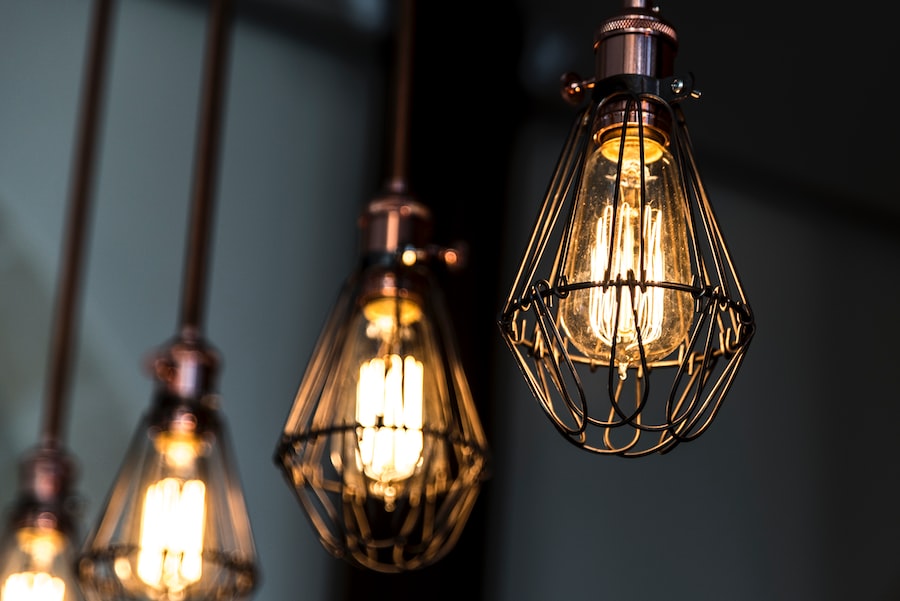 Antyczna lampa od podłogi do sufitu – piękne dodatki do Twojego wnętrza