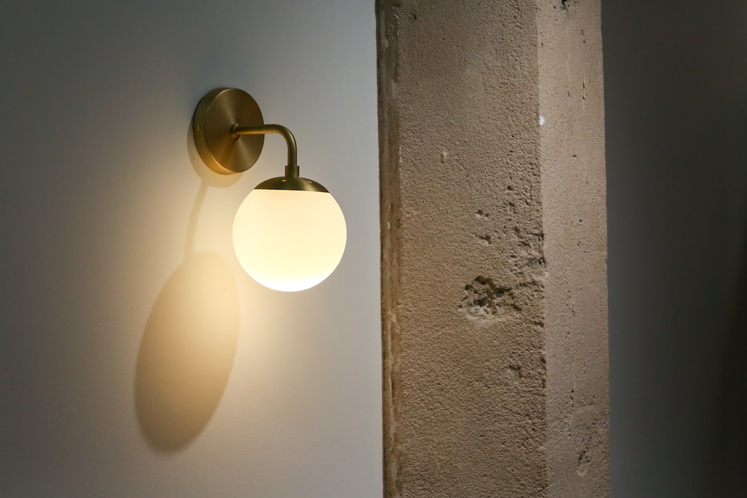 Oświetlenie przestrzeni z nowoczesnymi lampami wiszącymi – jak wybrać idealną lampę wiszącą do swojego domu?