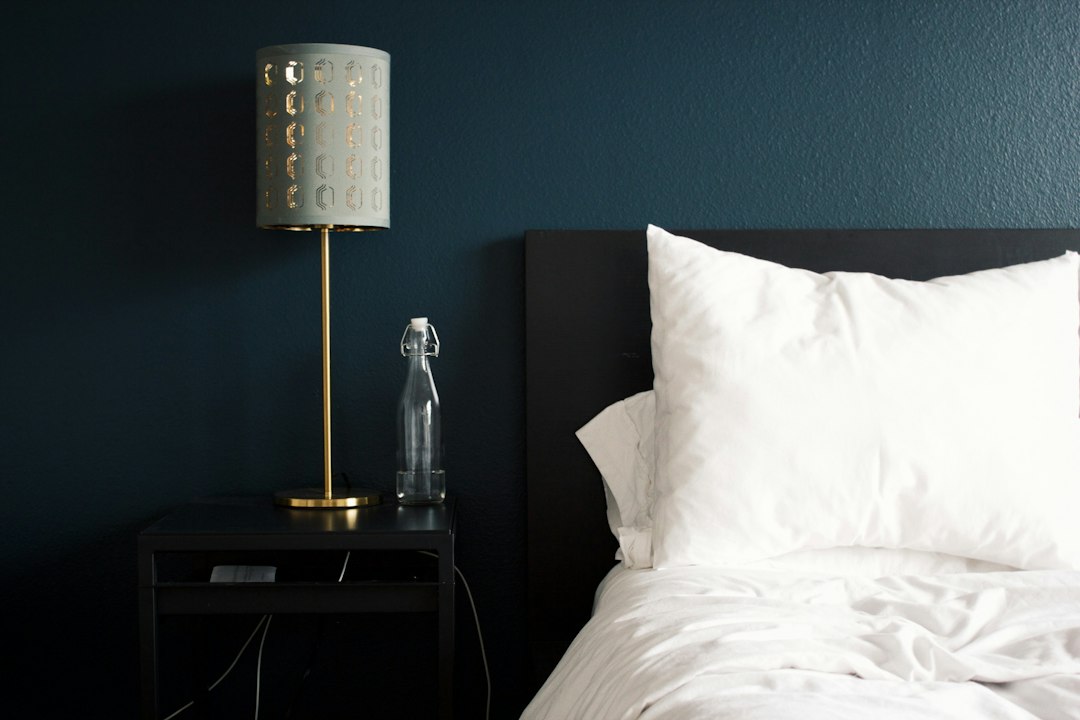 Lampa ścienna do sypialni – jak wybrać odpowiednią?