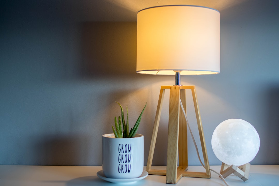 Nowoczesna lampa stołowa – stylowy dodatek do Twojego wnętrza