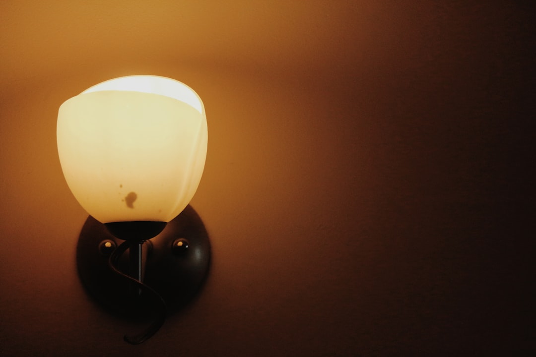 Lampa ścienna Cream – nowoczesne oświetlenie do salonu