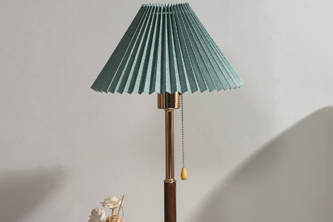 Lampa stołowa z nordyckiego drewna w plisowanej formie