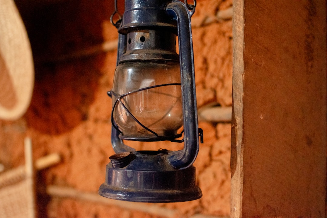 Nowoczesna lampa ścienna z mosiądzu – idealna do wnętrz