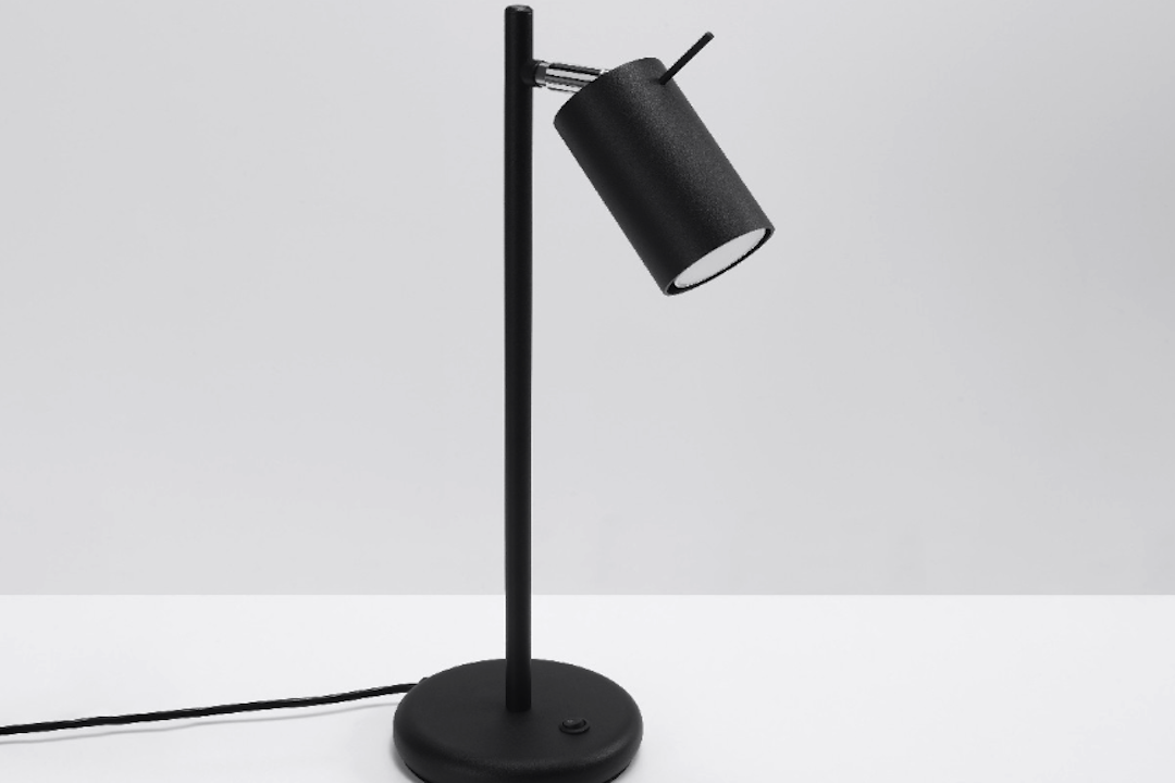 Nowoczesna lampa biurkowa w minimalistycznym matowym czarnym stylu