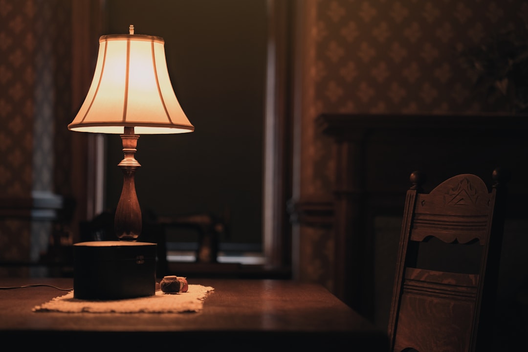 Nowoczesna lampa biurkowa w minimalistycznym matowym czarnym stylu