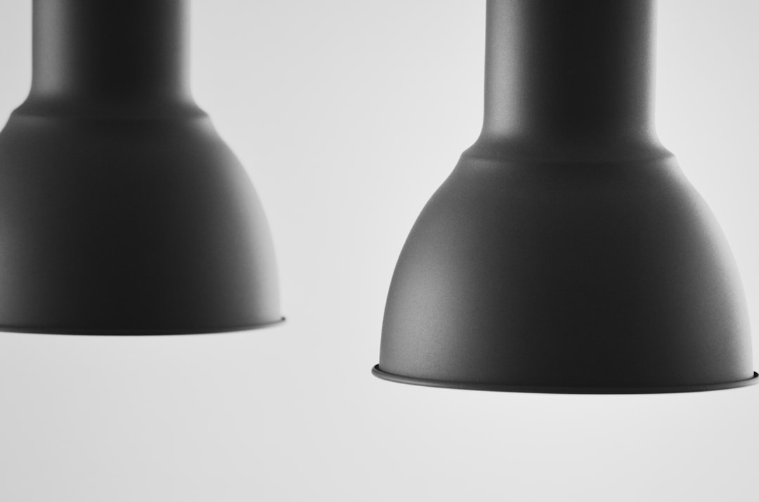 Lampa wisząca retro z kloszem w kształcie stożka – idealna do kuchennego wysepki